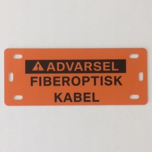 K-FIBERSKILT1   Merkeskilt for fiberkabel Orange &quot;Advarsel Fiberoptisk Kabel&quot; 40 x 100 mm